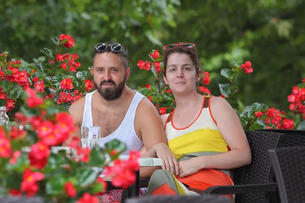 Young adult couple in outdoor cafe — Stock Photo, Image