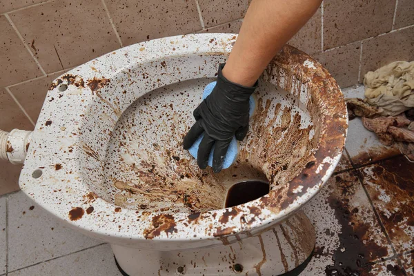 Vies toilet en badkamer — Stockfoto