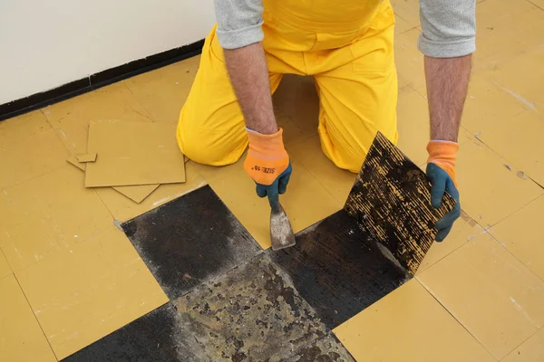 Vecchia rimozione di piastrelle in vinile dal pavimento in una stanza o in cucina — Foto Stock
