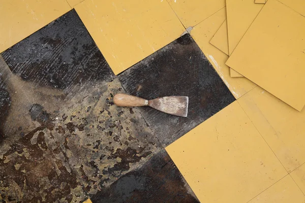 Old vinyl tiles removal from floor in a room or kitchen — Stock Photo, Image