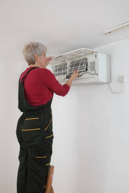 Havalandırma ekipmanları temizleyen işçiler