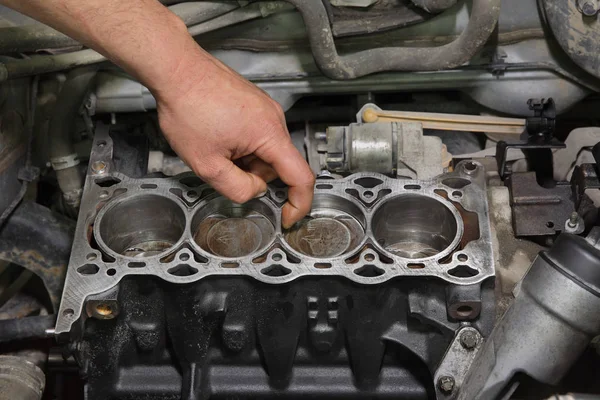 Ремонт двигателей автомобилей — стоковое фото