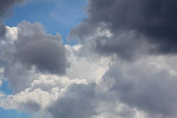 Teleobiettivo Primo Piano Foto Nuvole Drammatiche Cielo Blu — Foto Stock