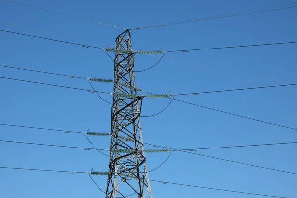 Pilón Eléctrico Alto Voltaje Líneas Eléctricas Con Cielo Azul Claro — Foto de Stock