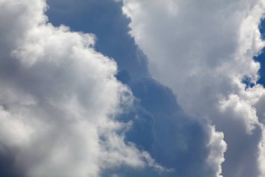 Mavi gökyüzündeki dramatik bulutların yakın plan fotoğrafı.