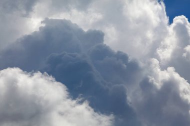 Mavi gökyüzündeki dramatik bulutların yakın plan fotoğrafı.