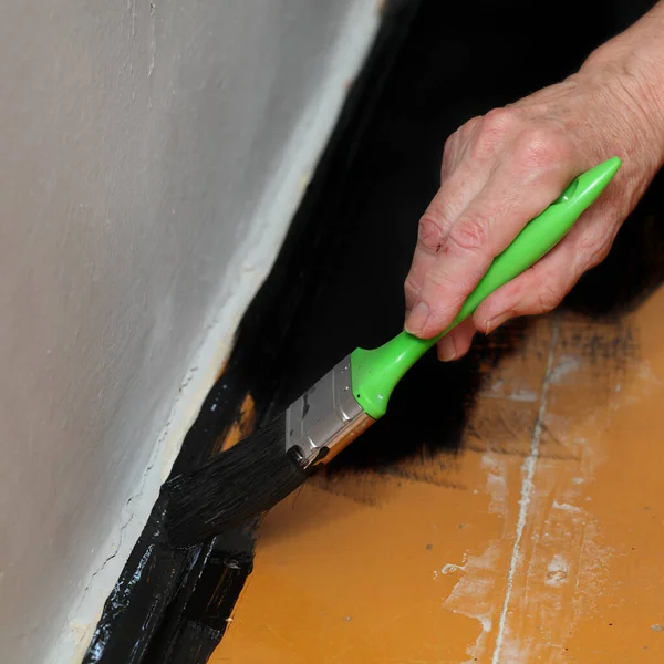 Pintura Piso Madeira Amarelada Para Preto Mão Dos Trabalhadores Escova — Fotografia de Stock