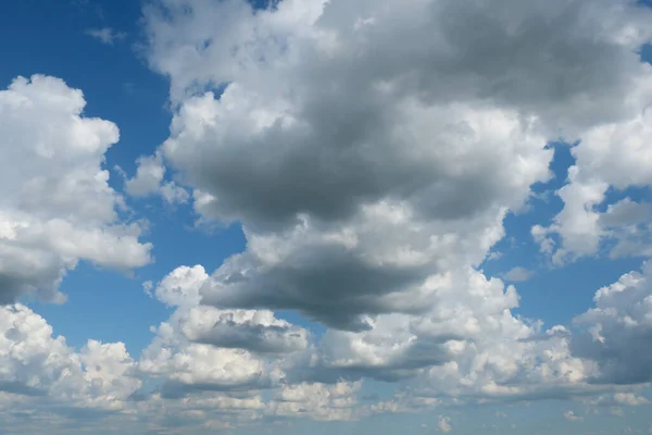 Hermosas Nubes Blancas Esponjosas Cielo Azul Primavera Verano — Foto de Stock