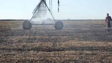 Tarım, çiftçi yürüyüş ve sulama sistemiyle tarla teftişi