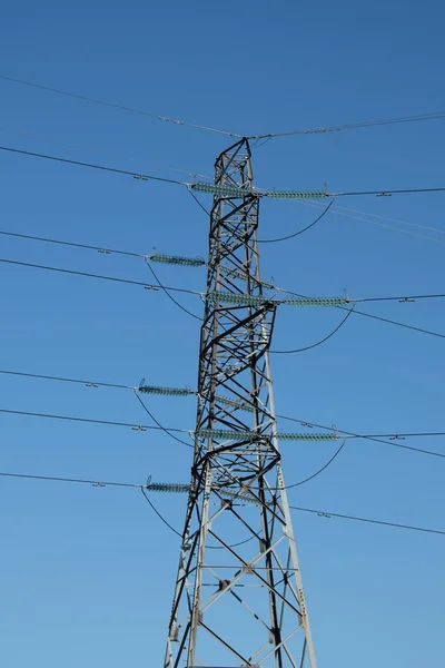 Pylône Électrique Haute Tension Lignes Électriques Avec Ciel Bleu Clair — Photo