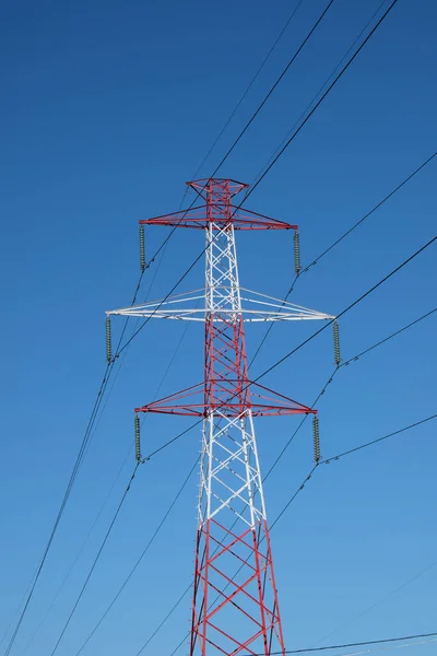 Alta Tensão Energia Elétrica Linhas Energia Com Céu Azul Claro — Fotografia de Stock