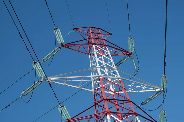 Pilón Eléctrico Alto Voltaje Líneas Eléctricas Con Cielo Azul Claro —  Fotos de Stock