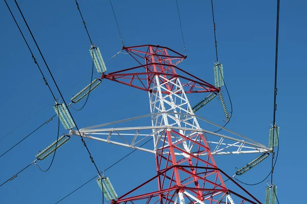 Vysokonapěťové Elektrické Vedení Elektrické Vedení Jasně Modrou Oblohou — Stock fotografie