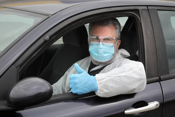 Koruyucu Maske Gözlüklü Eldivenli Yetişkin Bir Sürücü Arabadan Baş Parmağıyla — Stok fotoğraf