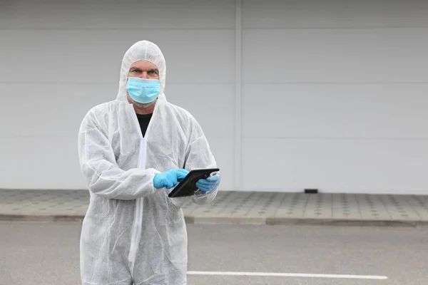 Kumaş Cerrahi Maske Tablete Yazan Eldivenlerle Korunan Işçiler Korona Virüsü — Stok fotoğraf
