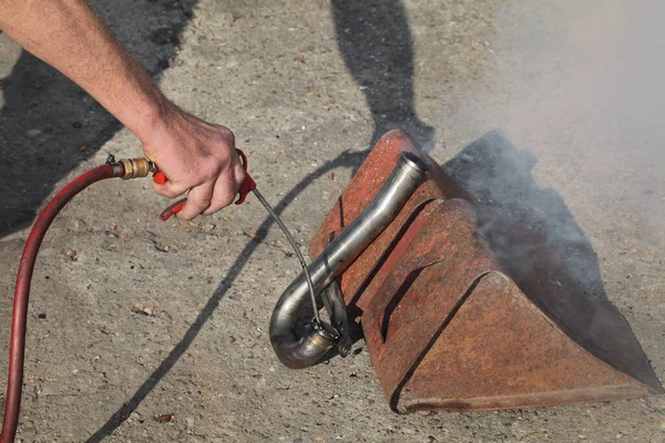 Car Mechanic Cleaning Steel Egr Intake Pipe Burning Carbon Exhaust — Stock Photo, Image