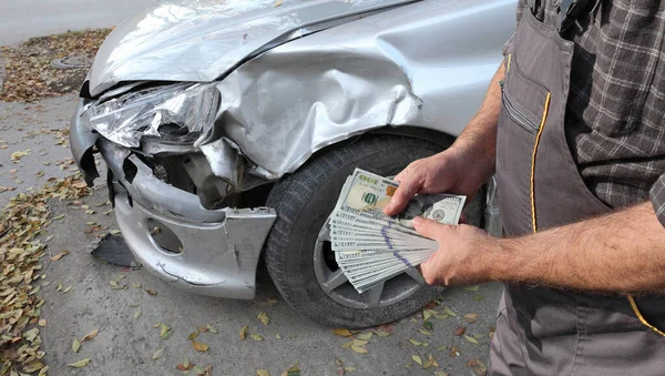 Beschadigde Auto Inspectie Mannelijke Handen Die Geld Vasthouden Dollarbankbiljetten Verzekeringsagent — Stockfoto