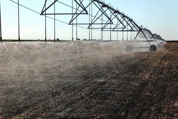 耕作地に水を供給するための灌漑システム 散水散水水と栽培フィールド — ストック写真