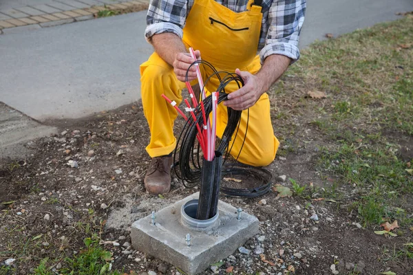 Trabajador Instalando Cables Fibra Óptica Para Internet Teléfono Instalación Líneas — Foto de Stock