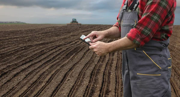 Çiftçi Tarımcı Tarla Denetleme Arka Planda Traktör Ekili Tablet Için — Stok fotoğraf