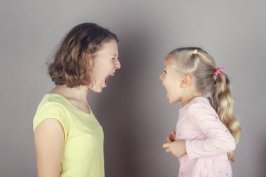 İki kız kardeş kavga, yemin ederim ki, iddia ve birbirlerine bağırarak.
