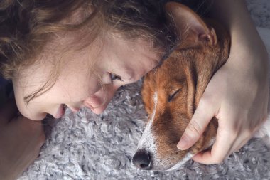 Alçaklık köpek kız hugs.