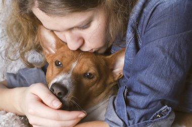 Alçaklık köpek kız hugs.