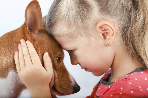 Un bambino che tiene la testa di un cane . — Foto Stock