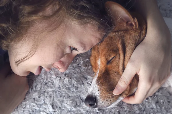 A lány ölelést az Alantasság kutya. — Stock Fotó