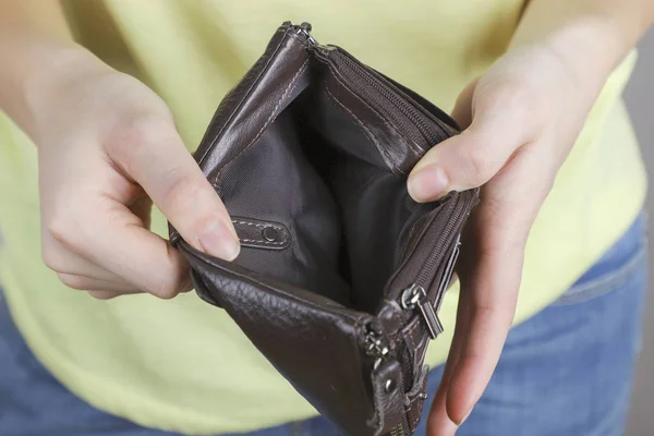 Frau hält leere Brieftasche offen. — Stockfoto