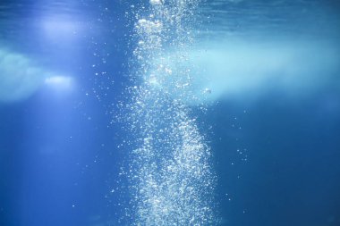 Deniz altındaki hava kabarcıklar yükselişi.