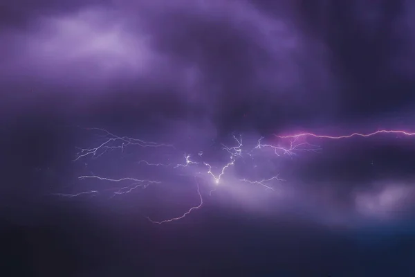 Trovoadas com relâmpagos no céu noturno — Fotografia de Stock