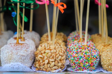 Karamel elma ve serpin. 