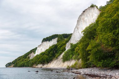 Sahil Rügen Adası Almanya Baltık Denizi yakınındaki kayalarda ünlü muhteşem yüksek tebeşir