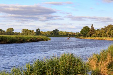 yaz günü geniş nehir üzerine boş siyah bayrak teknede kürek üzerinde korsan