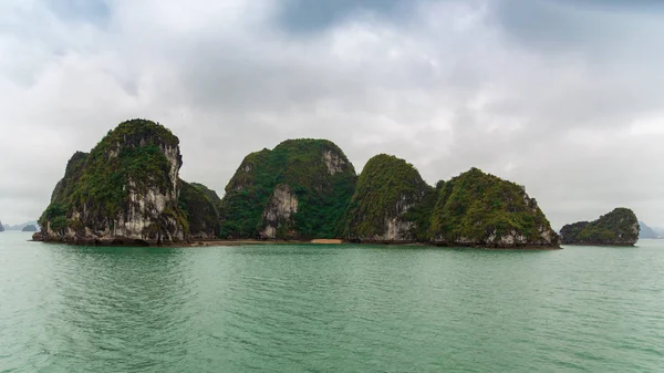 Група островів з секретним пляжем в Ha Long Bay В'єтнам — стокове фото