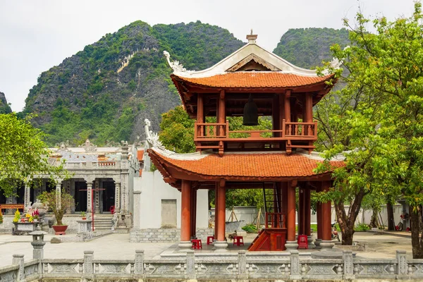 Vietnam'da dağların ve ağaçların önünde geleneksel tapınak