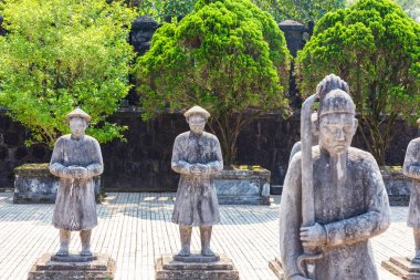 silah ve tam zırh ile askerlerin taş heykelleri