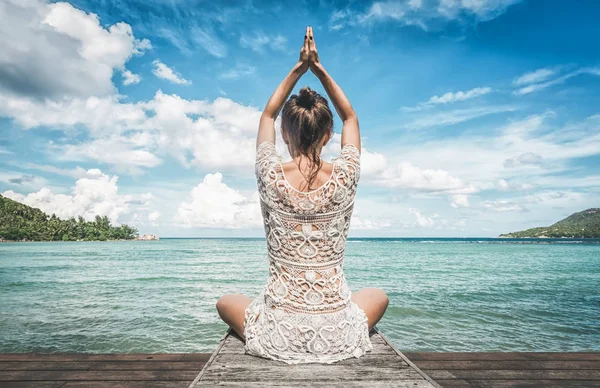 Genç güzel sağlıklı kadın Sahilde meditasyon yapma