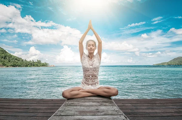 Genç güzel sağlıklı kadın Sahilde meditasyon yapma