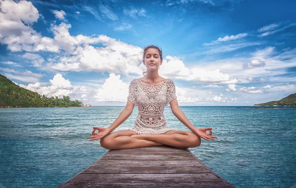 Fiatal Gyönyörű Egészséges Ami Meditáció Strandon — Stock Fotó