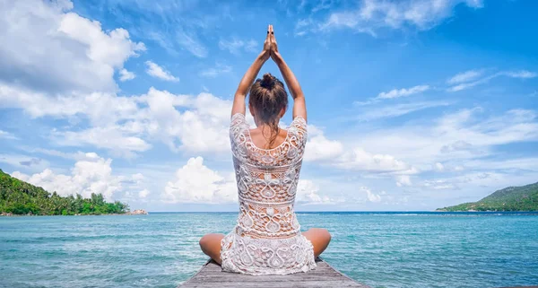 Genç güzel sağlıklı kadın Sahilde meditasyon yapma