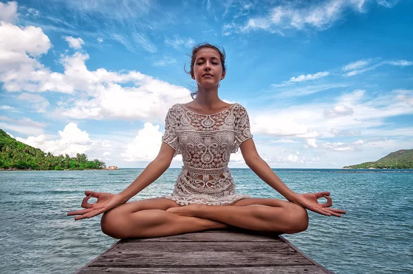 Genç güzel sağlıklı kadın Sahilde meditasyon yapma