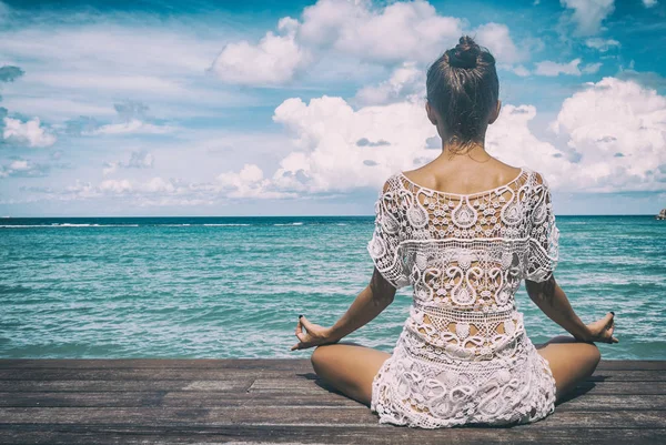 Genç güzel sağlıklı kadın Sahilde meditasyon yapma