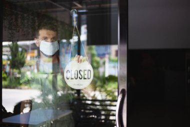 Güvenlik maskeli şef restoran kapısına yazı asıyor.. 