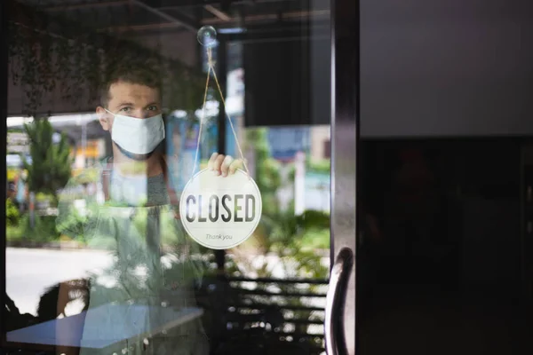 Güvenlik maskeli şef restoran kapısına yazı asıyor.. 
