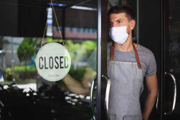 Chef Máscara Seguridad Colgando Cartel Cerrado Puerta Del Restaurante — Foto de Stock