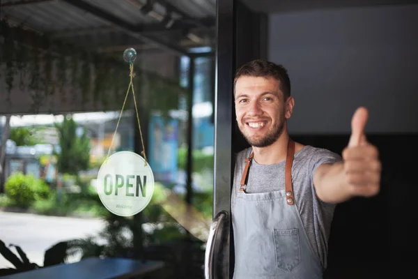 Jovem Chef Proprietário Restaurante Sushi Sorrindo Virar Sinal Para Reabertura — Fotografia de Stock