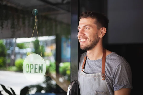 Jovem Chef Proprietário Restaurante Sushi Sorrindo Virar Sinal Para Reabertura — Fotografia de Stock