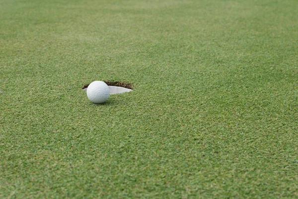 Piłeczki Golfa Krawędzi Otworu — Zdjęcie stockowe